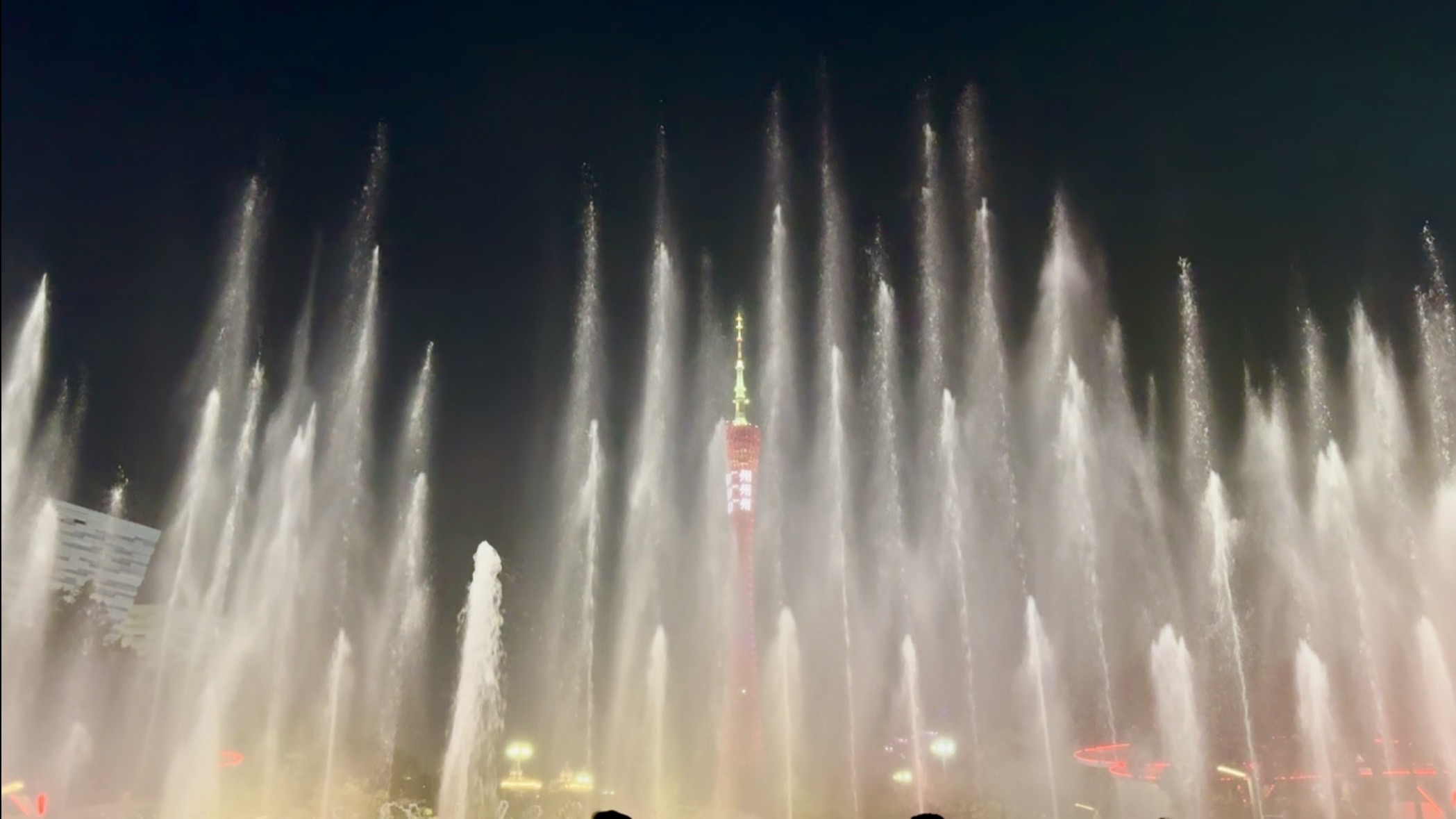 喷泉后面的广州塔